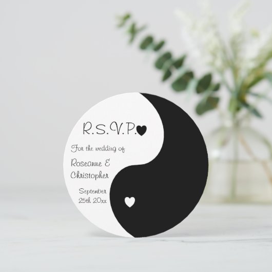 Yin Yang Black and White Hearts RSVP Weddenschap Kaart (Staand voorkant)
