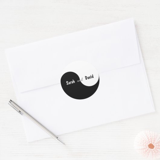 Yin Yang Black & White Bruid & Bruidegom Namen Huw Ronde Sticker (Envelop)