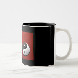 Yin Yang chinese symbool op rode achtergrond Tweekleurige Koffiemok