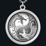 Yin Yang Dragons Zilver Vergulden Ketting<br><div class="desc">Dit prachtige yin yang-ontwerp heeft twee gestileerde tribale draken. Ingewikkelde lijnen en wervelingen versieren beide zijden van dit traditionele symbool en creëren een prachtig patroon. De twee draken stromen vanaf de onderkant van de traan en hebben hun mond wijd open in een agressieve houding. Deze unieke yin yang maakt een...</div>