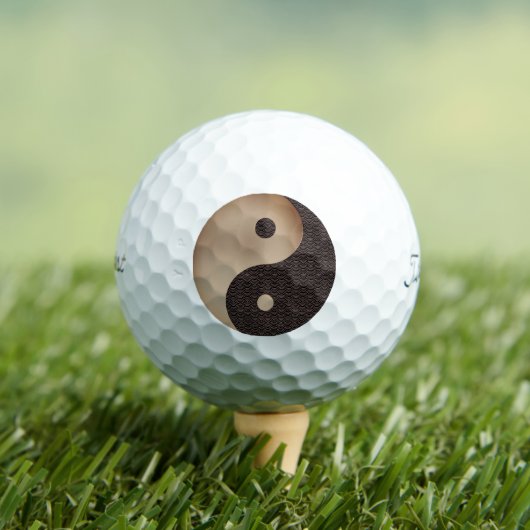 Yin Yang Golfballen (Insitu Shirt)