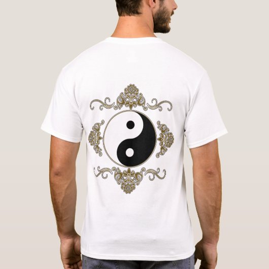 Yin Yang op voorkant zakje en op achterzijde T-shirt (Achterkant)
