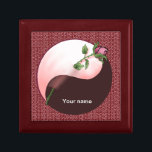 Yin Yang Red Rose Cadeaudoosje<br><div class="desc">Yin Yang Red Rose Gift Box, Yin Yang Roos kleding, Yin Yang T-shirt, Valentijn geschenken van ArtMuvz Illustration. Om te personaliseren, voeg je jouw namen toe of voeg je tekst toe. Romantische Valentijn rode Rose t-shirt, kleding en roos geschenken, canvas tas, mok voor Valentijnsdag. Uniek stropdas, hart multomap, pet, mousepad....</div>