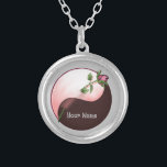 Yin Yang Red Rose ketting<br><div class="desc">Yin Yang Red Rose rond ketting, Red Rose kleding, Yin Yang t-shirts, Valentijn geschenken door ArtMuvz Illustration.TO PERSONALISEREN voeg jouw naam toe, of voeg tekst toe. Maak je klaar voor de Valentijnsdag met onze feestelijke geschenken en romantische kleding! Ideaal voor Valentijn feesten voor familiebijeenkomsten. Wat je budget ook is, er...</div>