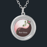 Yin Yang Red Rose ketting<br><div class="desc">Yin Yang Red Rose rond ketting, Red Rose kleding, Yin Yang t-shirts, Valentijn geschenken door ArtMuvz Illustration.TO PERSONALISEREN voeg jouw naam toe, of voeg tekst toe. Maak je klaar voor de Valentijnsdag met onze feestelijke geschenken en romantische kleding! Ideaal voor Valentijn feesten voor familiebijeenkomsten. Wat je budget ook is, er...</div>