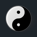 Yin Yang Ronde Button 5,7 Cm<br><div class="desc">Een geometrisch en filosofisch correcte versie van de yin yang... in handige speldformaat!</div>