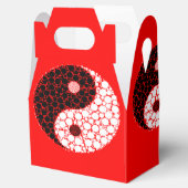 Ying yang circels op rood bedankdoosjes (Geopend)