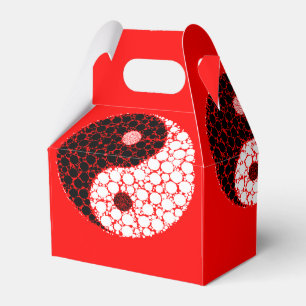 Ying yang circels op rood bedankdoosjes