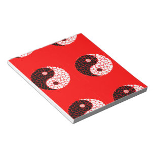 Ying yang circels op rood notitieblok