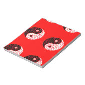 Ying yang circels op rood notitieblok (Linkerzijde)