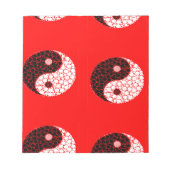 Ying yang circels op rood notitieblok (Voorkant)