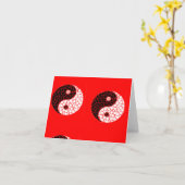 Ying yang cirkels op rood kaart (Gele Bloem)