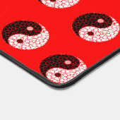 Ying yang patroon op rood bureaumat (Hoek)