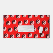 Ying yang patroon op rood bureaumat (Keyboard & Muis)