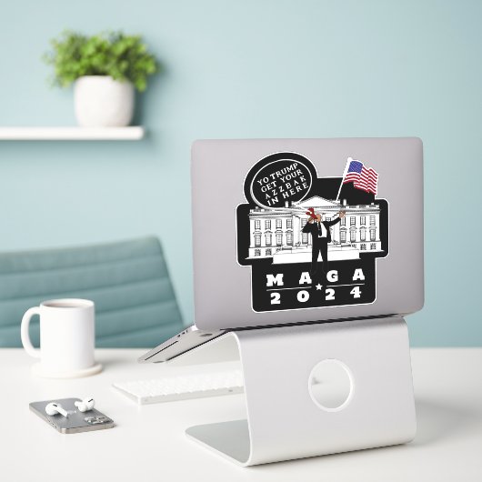 YO TRUMP LIJFWACHT STICKER (Laptop op bureau)