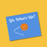 Yo What's Up Retro Yo-Yo Graphic Briefkaart<br><div class="desc">Stuur een vriendelijk bericht hoe doe je het op hun manier met dit leuke briefkaart. Retro-stijl belettering beschrijft de boodschap YO,  WHAT'S UP? boven een illustratie van een klassieke jojo-speelgoed. Er is een coördinerende jojo-afbeelding op de achterzijde die leeg is zodat je in je eigen bericht kunt schrijven.</div>
