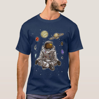 Yoga Astronaut Meditates in de ruimte en voelt de  T-shirt