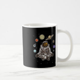 Yoga astronaut mediteert in de ruimte en voelt de koffiemok