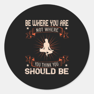Yoga - BE waar u niet bent U denkt dat u Ronde Sticker