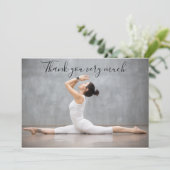 Yoga Bedankt kaart met vrouw poseren (Staand voorkant)