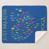 YOGA blauwe sherpa deken met hart. "GEWOON ADEMEN (Voorkant (horizontaal))