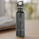 Yoga Boom Pose Omtrek Mat Zwart Water Fles<br><div class="desc">Houd goed gehydrateerd voor uw pre-bruiloft yogalessen en oefenregimes. Voeg jouw naam toe aan deze eigenzinnige Vrksasana Tree Pose Chalk Outline Yoga Waterfles. Bekijk mijn winkel voor de bijpassende yogamat en canvas tas</div>