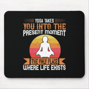 Yoga brengt je naar de enige plek waar het leven b muismat