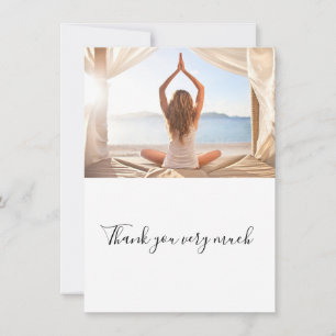 Yoga dank je wel kaart Vrouw poseren in yoga