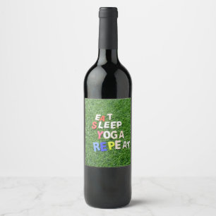Yoga eet een golf van slaapgolf op groen gras wijn etiket