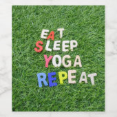Yoga eet slaap golf herhaal op groen gras wijn etiket (Enkel label)