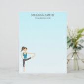 Yoga Girl in hand om tennes en yoga-instructies te (Staand voorkant)