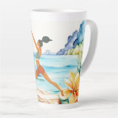 Yoga-houding aan het strand  latte mok (Rechterhoek)