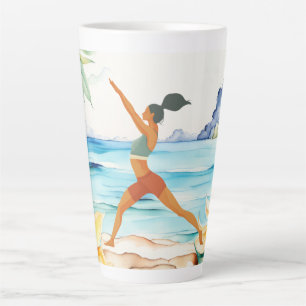 Yoga-houding aan het strand latte mok