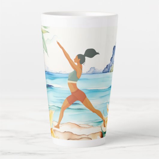 Yoga-houding aan het strand  latte mok (Voorkant)