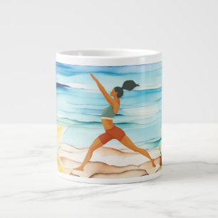 Yoga-houding bij het strand grote koffiekop
