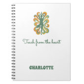 Yoga houding kronkels groene oranje naam slogan re notitieboek (Voorkant)