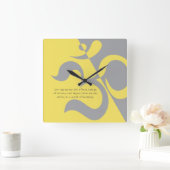 Yoga Instructor Illuminining Yellow Grey OM offert Vierkante Klok (Huis)