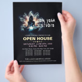 Yoga Instructor Meditatie Pose Gloeiende Mist Lotu Flyer (Hand)