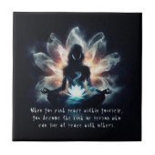 Yoga Instructor Meditatie Pose Gloeiende Mist Lotu Tegeltje (Voorkant)