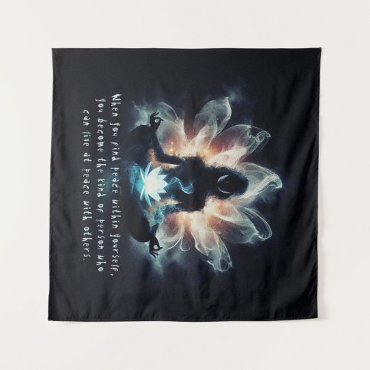 Yoga Instructor Meditatie Pose Gloeiende Mist Lotu Wandkleed (Voorkant (horizontaal))