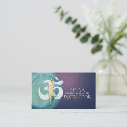 Yoga Instructor Meditation Pose OM Symbool Paars Visitekaartje (Staand voorkant)