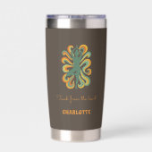 Yoga instructor retro swirls name quote taupe geïsoleerde drinkbeker (Achterkant)