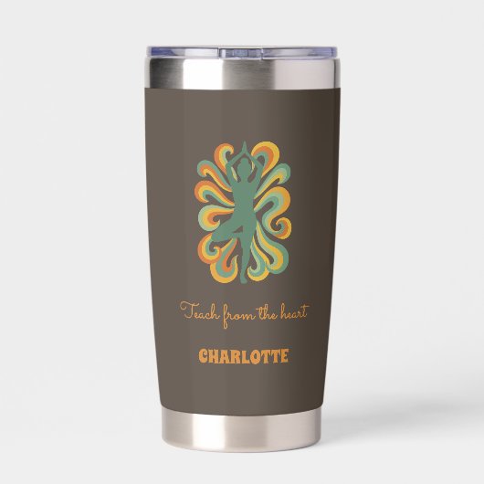 Yoga instructor retro swirls name quote taupe geïsoleerde drinkbeker (Achterkant)