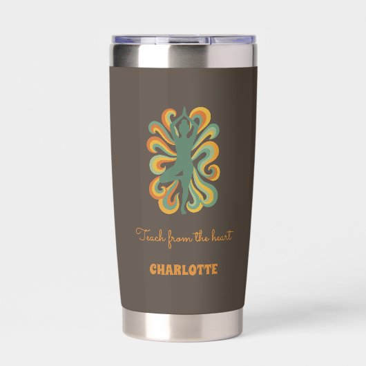 Yoga instructor retro swirls name quote taupe geïsoleerde drinkbeker (Voorkant)