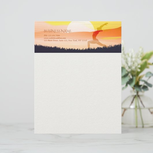 Yoga Instructor Sun Salutation Crescent Moon Pose Briefhoofd (Staand voorkant)