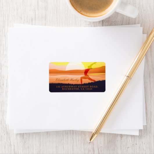 Yoga Instructor Sun Salutation Crescent Moon Pose Etiket (Insitu)