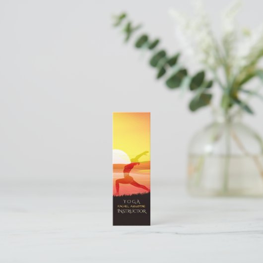 Yoga Instructor Sun Salutation Crescent Moon Pose Mini Visitekaartje (Staand voorkant)