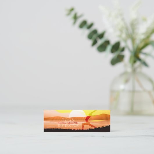 Yoga Instructor Sun Salutation Crescent Moon Pose Mini Visitekaartje (Staand voorkant)