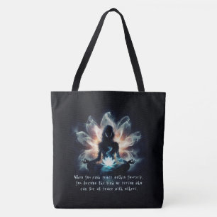 Yoga-instructrice Meditatiehouding Glanzende Nevel Tote Bag