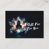 Yoga-instructrice meditatiehouding gloeiende mist  kortingskaartje (Voorkant)